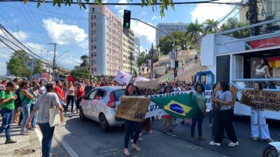 Protesto de servidores fecha avenida e tumultua trânsito em Vitória