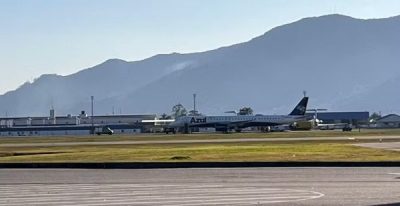 Avião sofre danos durante pouso e pista do Aeroporto Internacional de Florianópolis é fechada