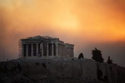 Grécia ordena evacuação por incêndios florestais que se aproximam de Atenas e pede ajuda à União Europeia