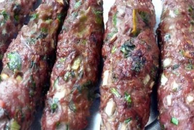 Essa kafta de carne moída é irresistível. Derrete na boca e tem um tempero magnífico