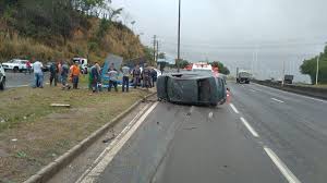 Carro bate contra ponto de ônibus e ao menos duas pessoas são mortas na Rodovia do Contorno